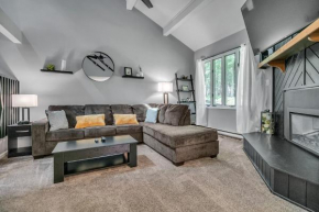 Newly Renovated Bella Retreat - with Bonus In-law Suite, 2 Full Kitchens, Game Room and Minutes to Restaurants, Skiing, Lakes and Shopping townhouse Lake Harmony